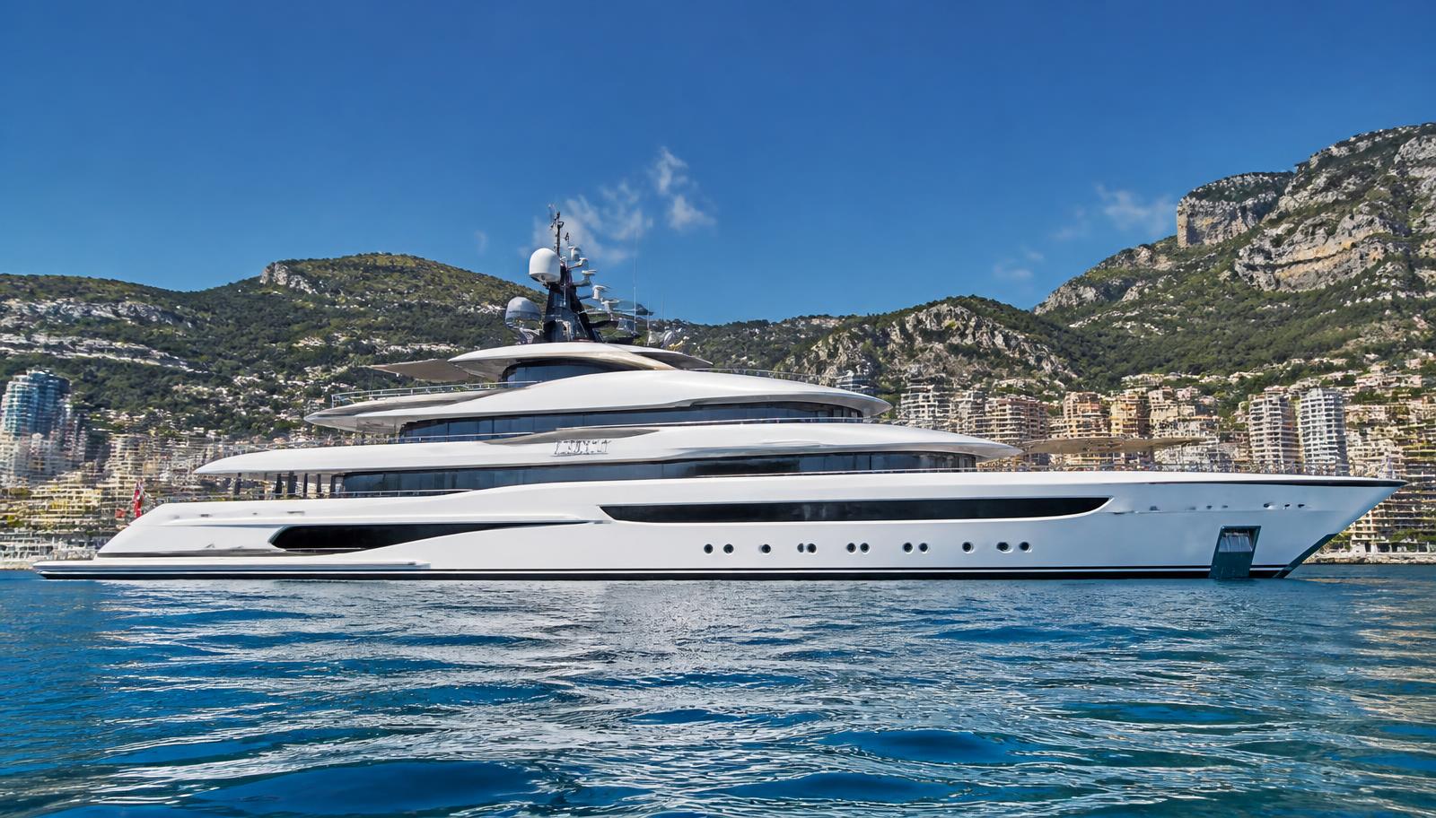 M/Y Aurelia Sovereign exterior profile in French Riviera